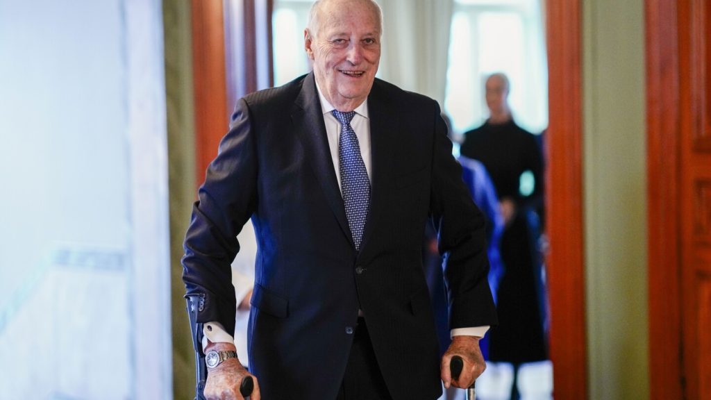 عاد ملك النرويج هارالد، أقدم ملوك أوروبا، إلى العمل بعد زراعة جهاز تنظيم ضربات القلب