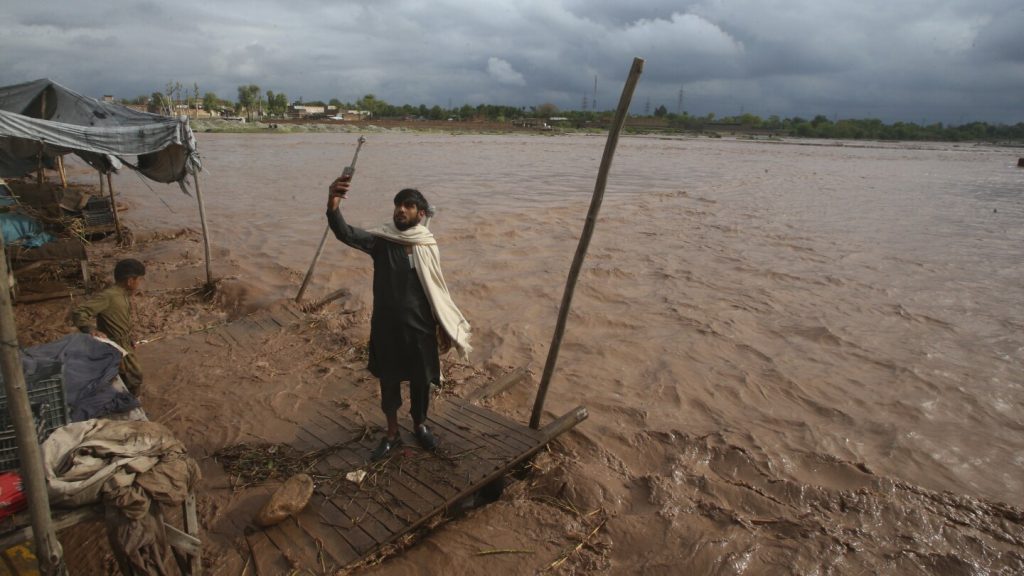 قتلت الصواعق والأمطار 49 شخصا في باكستان فيما أعلنت السلطات حالة الطوارئ في جنوب غرب البلاد