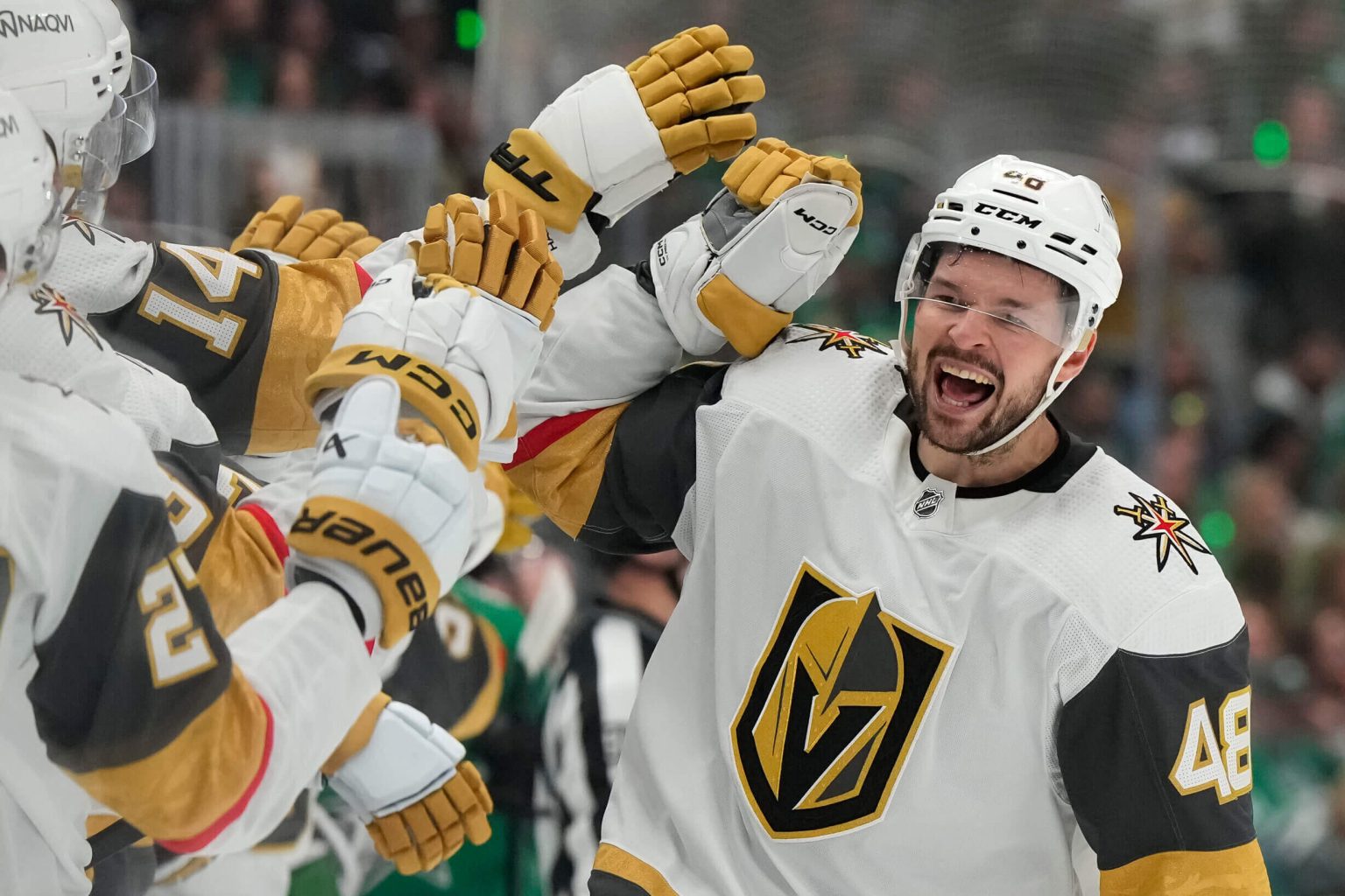 كيف أدت الأيام الطويلة التي قضاها مارك ستون وتوماس هيرتل في إعادة التأهيل في صالة الألعاب الرياضية إلى الفوز بالمباراة الأولى في فيغاس