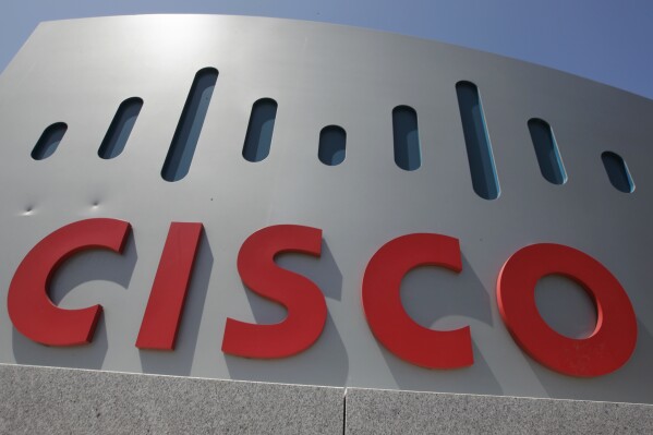 ملف - منظر خارجي للمقر الرئيسي لشركة Cisco Systems Inc.، 9 مايو 2012، في سانتا كلارا، كاليفورنيا. في يوم الأربعاء 14 فبراير 2024، أعلنت شركة Cisco Systems الرائدة في شبكات الإنترنت أنه سيتم تسريح أكثر من 4000 موظف، لينضموا إلى موكب شركات التكنولوجيا في اتجاه ساعد على تعزيز أرباحها وأسعار أسهمها، في حين كان بمثابة تذكير واقعي لانعدام الأمن الوظيفي في عصر فجر الذكاء الاصطناعي.  (صورة AP/بول سكوما، ملف)