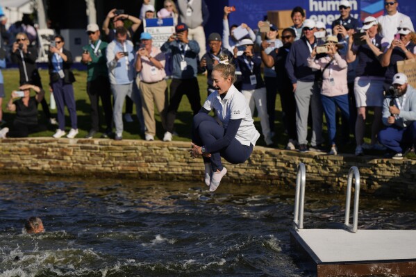 تقفز نيللي كوردا إلى البحيرة بعد فوزها ببطولة Chevron Championship LPGA للجولف يوم الأحد 21 أبريل 2024، في The Club at Carlton Woods في The Woodlands، تكساس.  (صورة AP/ديفيد ج. فيليب)