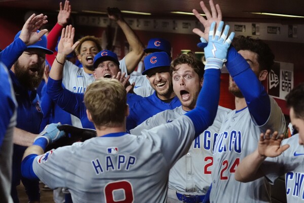 يحتفل إيان هاب، لاعب فريق Chicago Cubs، الأمامي الأيسر، بلقبه الكبير ضد فريق Arizona Diamondbacks مع زملائه، بما في ذلك نيكو هورنر (2) وكودي بيلينجر (24)، خلال الشوط السابع من مباراة البيسبول الثلاثاء، 16 أبريل 2024، في فينيكس .  (صورة AP/روس د. فرانكلين)