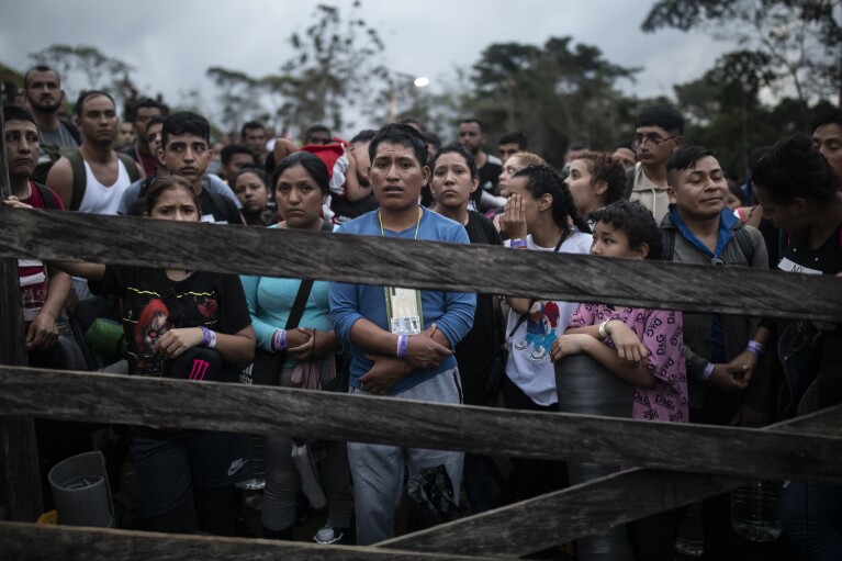 المهاجرون الذين يخططون لبدء المشي عبر Darien Gap من كولومبيا إلى بنما على أمل الوصول إلى الولايات المتحدة يتجمعون في المخيم الرئيسي في أكاندي، كولومبيا، الثلاثاء، 9 مايو 2023. (صورة AP / إيفان فالنسيا)