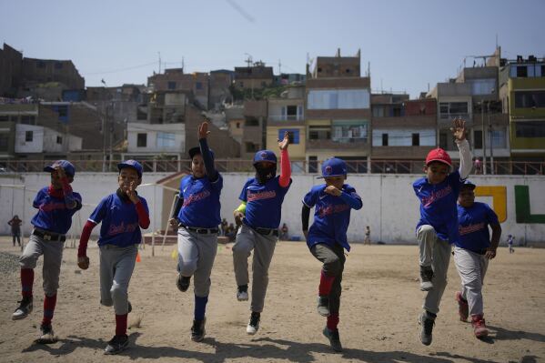 يقوم لاعبو فريق Cachorros بالإحماء قبل مباراة بيسبول ضد فريق Astros، وكلا الفريقين فنزويليين، في ملعب عام في منطقة سان خوان دي لوريجانتشو، على مشارف ليما، بيرو، السبت 11 مايو 2024. المهاجرون، معظمهم من الفنزويليين ، افتتحت خمس أكاديميات للبيسبول في عاصمة بيرو.  (صورة AP / مارتن ميجيا)