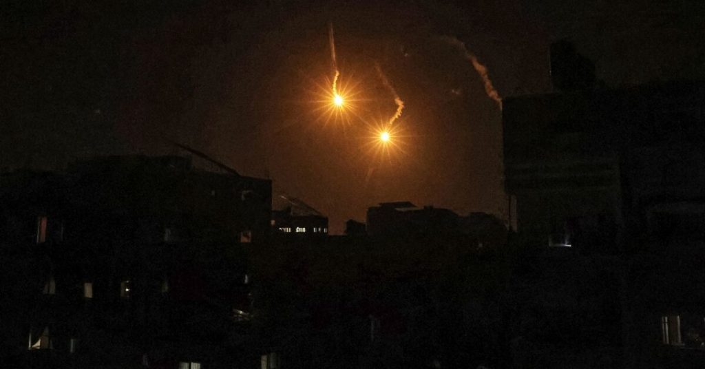 بايدن يقول إنه سيوقف بعض شحنات الأسلحة إذا غزت إسرائيل رفح