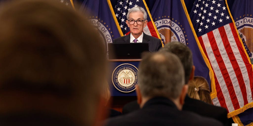 يحافظ بنك الاحتياطي الفيدرالي مرة أخرى على أسعار الفائدة ثابتة – مع توقع التخفيضات في وقت لاحق من هذا العام