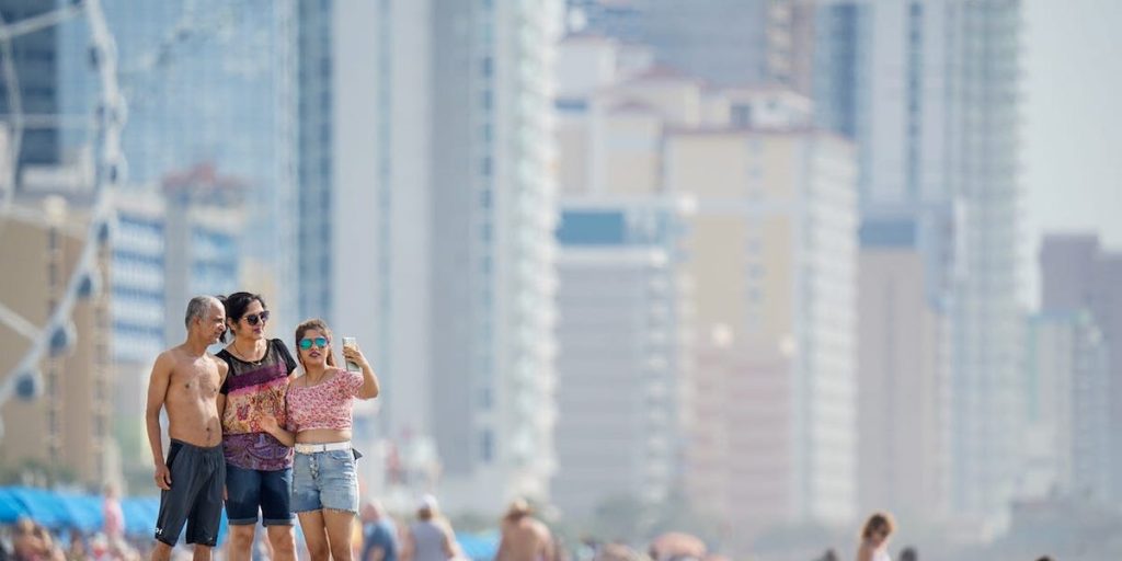 انتقل إلى نيويورك وسان فرانسيسكو، حيث أصبحت مراكز العمل الرئيسية في الولايات المتحدة الآن مدنًا مثل تشارلستون وهيلتون هيد بولاية ساوث كارولينا.