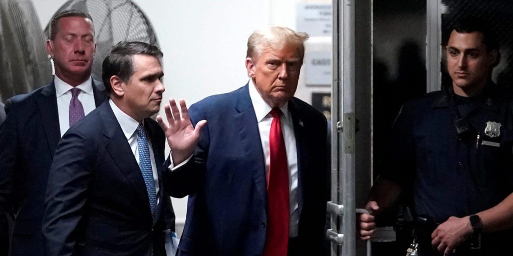 ويتوقع الخبراء أن سجن ترامب بتهمة ازدراء المحكمة يعني على الأرجح حبسه لمدة ساعة أو ساعتين خلف قاعة المحكمة