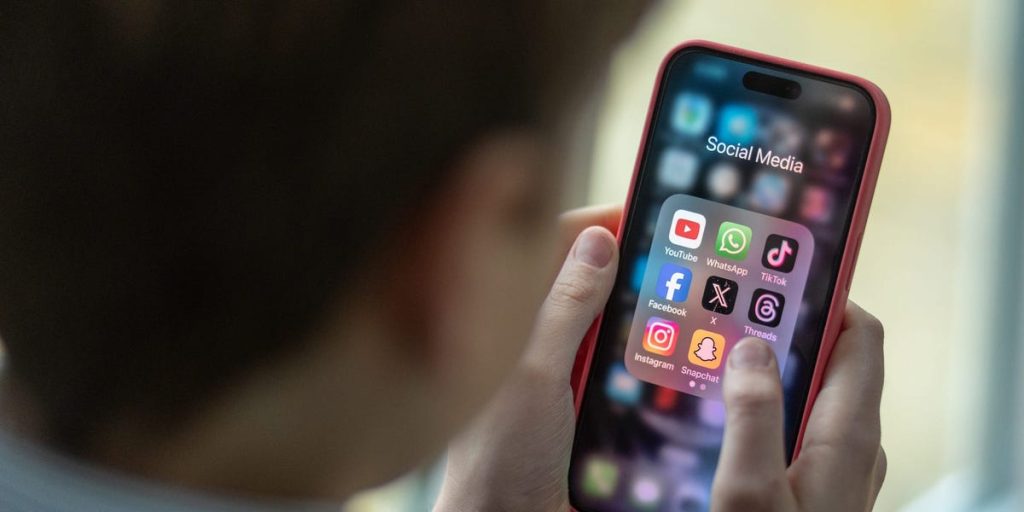 قد تحصل شاشات iPhone الرئيسية على إعادة تصميم كاملة عندما تطلق Apple نظام التشغيل iOS 18. وإليك الشكل الذي قد تبدو عليه.