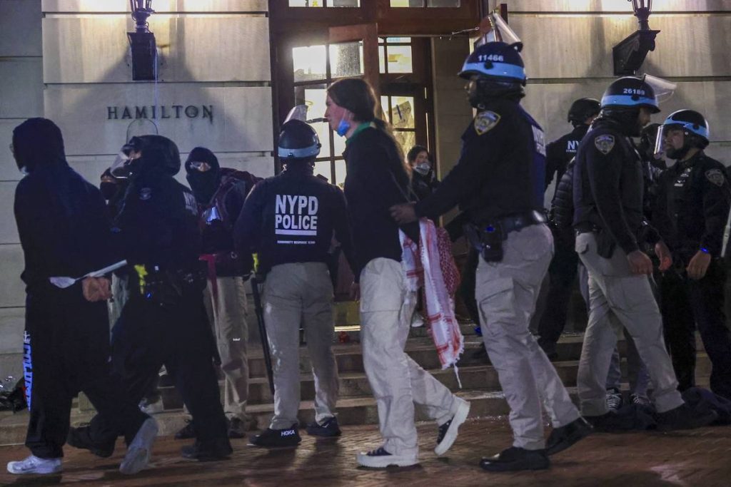 تم احتجاز ما يقرب من 300 شخص في جامعة كولومبيا، كلية المدينة