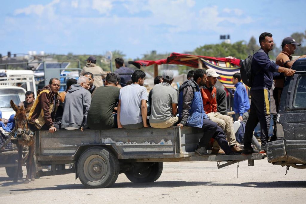 وانقطعت المساعدات عن غزة بعد سيطرة القوات الإسرائيلية على معبر رفح الحدودي في غزة