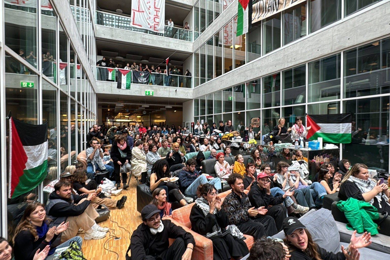 الشرطة تفرق المتظاهرين من الجامعة السويسرية مع انتشار المظاهرات في غزة