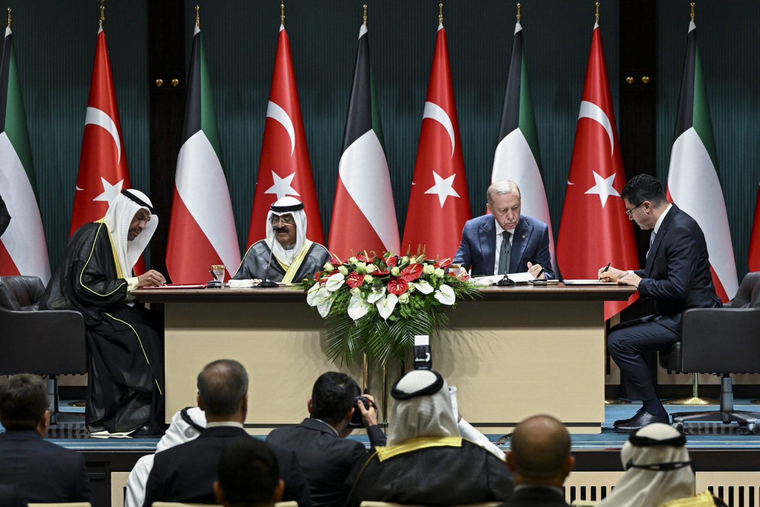 تبدأ الزيارة الافتتاحية لأمير الكويت إلى تركيا بشكل جيد