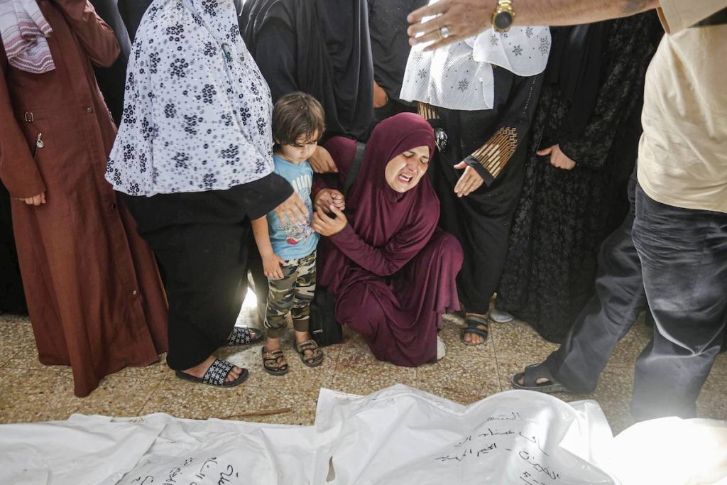 القوات الإسرائيلية تقتل عشرات الفلسطينيين في غارات على غزة وتقاتل حماس في رفح