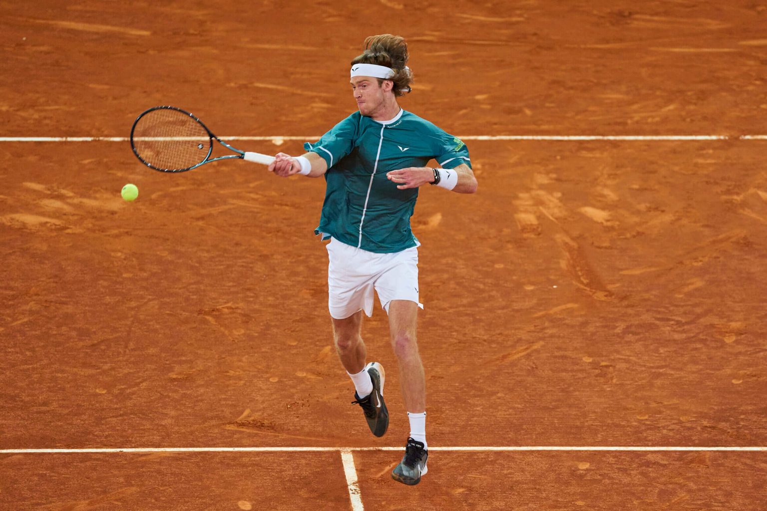 كارلوس الكاراز يخسر أمام أندريه روبليف في مدريد لينهي سلسلة انتصاراته الممتدة على 14 مباراة