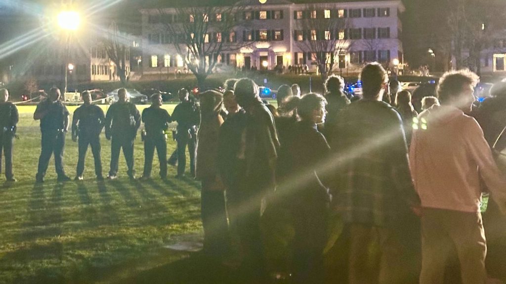 المسؤول الأمريكي السابق جوش بول ألغى محاضرة في كلية دارتموث بعد اعتقال المتظاهرين المناهضين للحرب