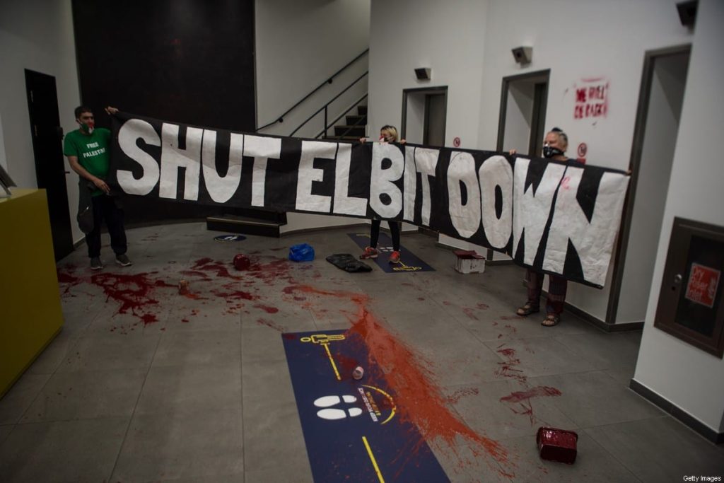 نشطاء فلسطين يقتحمون ويحتلون مصنع الطائرات بدون طيار في إلبيت في ليسيسترشاير