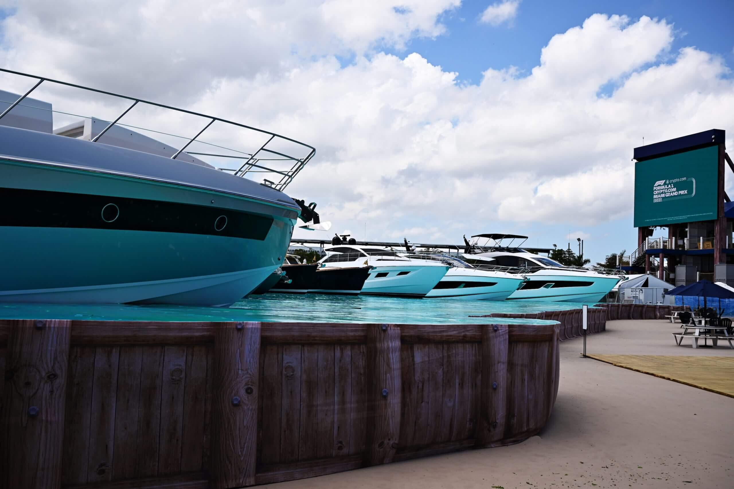 ميامي، فلوريدا - 04 مايو: منظر عام للقوارب في الحلبة أثناء المعاينات قبل سباق الجائزة الكبرى للفورمولا 1 في ميامي في حلبة ميامي الدولية في 04 مايو 2022 في ميامي، فلوريدا.  (تصوير كلايف ماسون - فورمولا 1/فورمولا 1 عبر غيتي إيماجز)