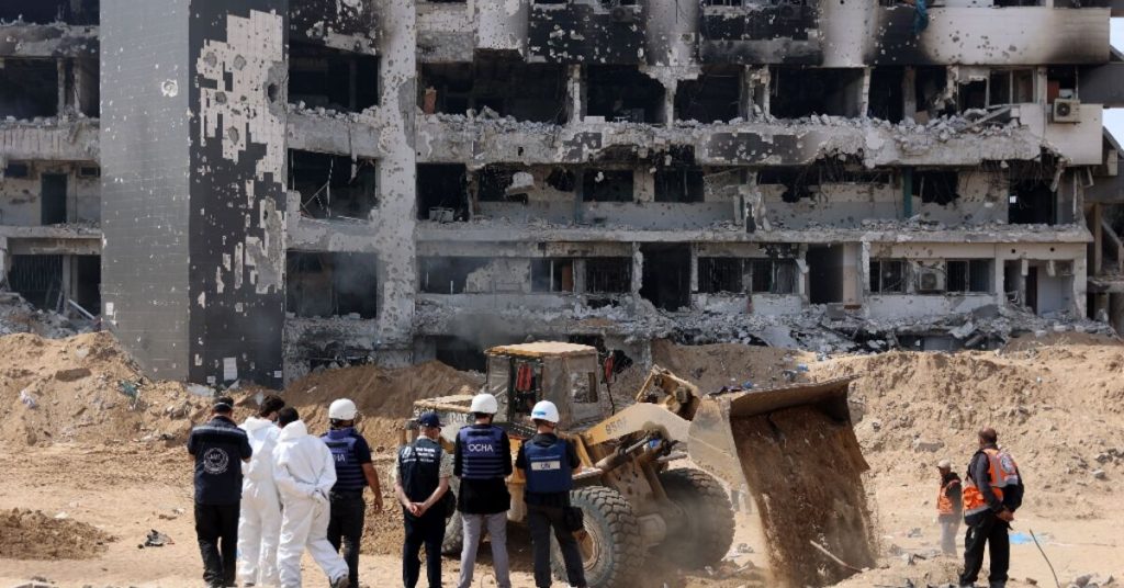 وتقول جماعات فلسطينية إن كبير جراحي غزة توفي أثناء احتجازه لدى إسرائيل