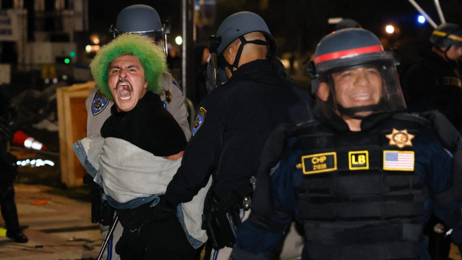 جامعة كاليفورنيا: شرطة مكافحة الشغب تقوم باعتقالات وتبدأ في إخلاء المخيمات المؤيدة لفلسطين