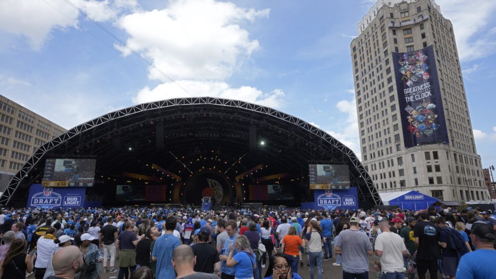 بعد جولة أولى قوية، انخفضت تقييمات مسودة اتحاد كرة القدم الأميركي الإجمالية بنسبة 3٪ عن العام الماضي