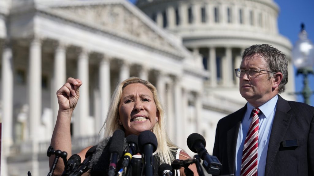 تعهدت النائبة مارجوري تايلور جرين بفرض التصويت الأسبوع المقبل على الإطاحة برئيس مجلس النواب مايك جونسون