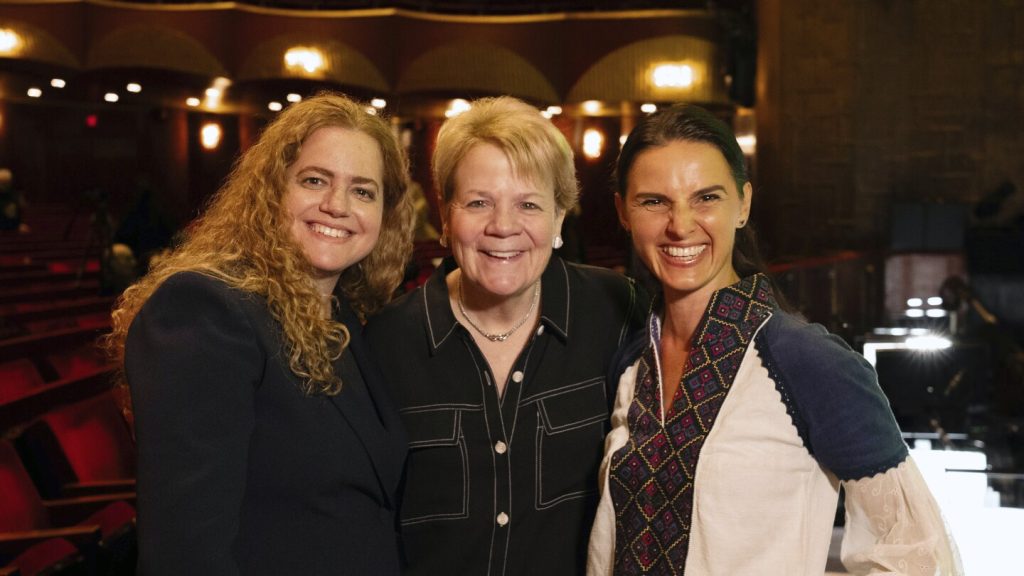 تستضيف Met Opera 4 قائدات فرقة موسيقية في أسبوع تاريخي. منذ تأسيسها حتى عام 2016، كان هناك 4 فقط