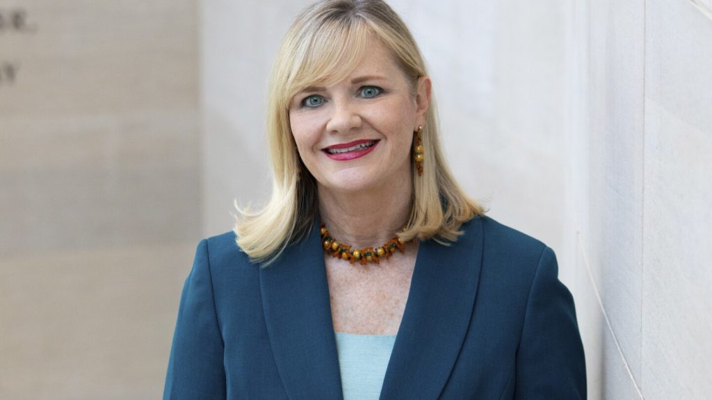 تم تعيين نولتيمي من دالاس رئيسًا لأوركسترا لوس أنجلوس