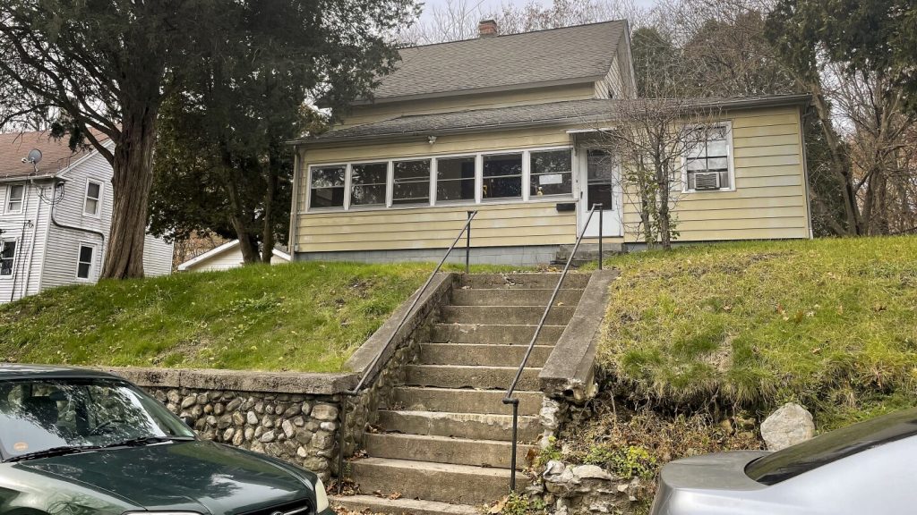 زوج الممرضة المقتولة يرفع دعوى قضائية ضد شركة رعاية صحية، زاعمًا أنها تجاهلت مخاوف سلامة الموظفين