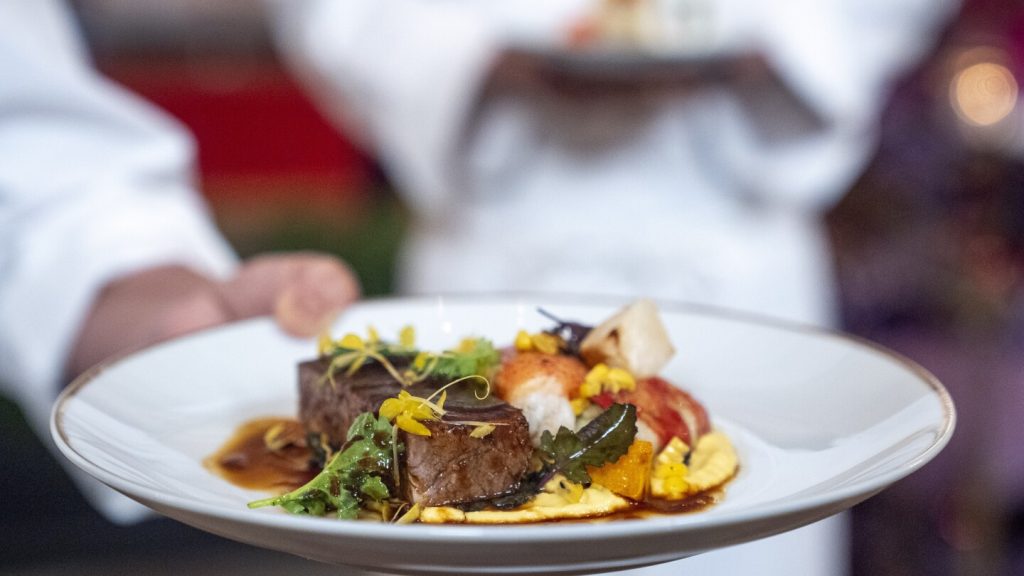 إليك ما يتم طهيه في حفل العشاء الرسمي المكون من ثلاثة أطباق في البيت الأبيض لتكريم كينيا