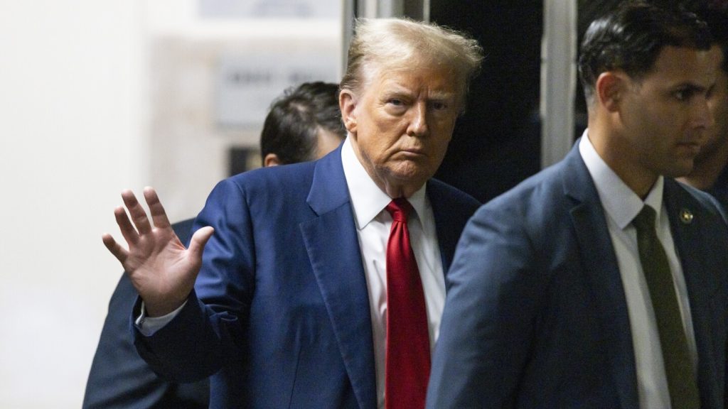 قاضي محاكمة أموال الصمت يثير التهديد بالسجن لأنه وجد أن ترامب انتهك أمر حظر النشر، ويفرض عليه غرامات قدرها 9 آلاف دولار