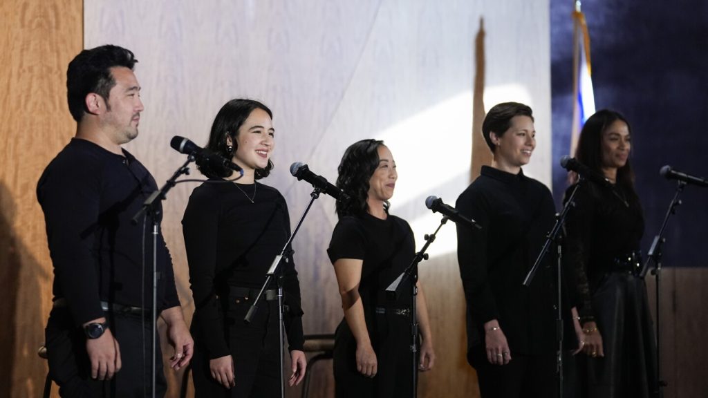 يسلط العرض المسرحي الضوء على قصص الأمريكيين الآسيويين واليهود