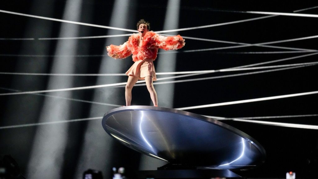 نيمو، من بين المرشحين المفضلين في يوروفيجن، يجد القبول على خشبة المسرح وخارجها