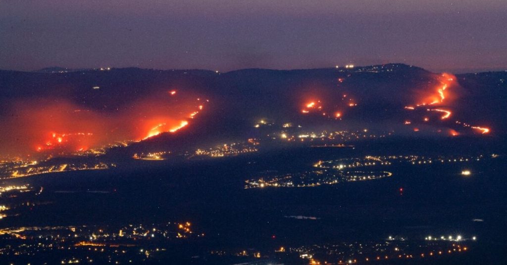 حرائق الغابات تشتعل في شمال إسرائيل بعد إطلاق صواريخ من لبنان