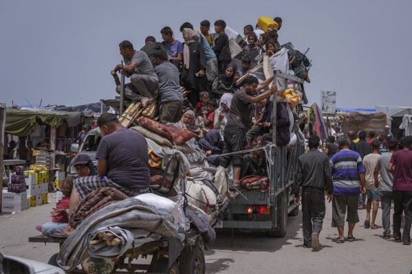 ملف – فلسطينيون يفرون من مدينة رفح بجنوب غزة خلال هجوم بري وجوي إسرائيلي على المدينة، الثلاثاء، 28 مايو، 2024. (AP Photo/Abdel Kareem Hana, File)