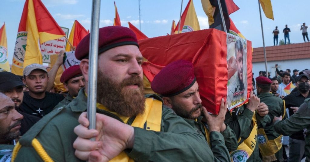 يقول المرصد إن ثلاثة مقاتلين موالين لإيران قتلوا في غارة شرق سوريا