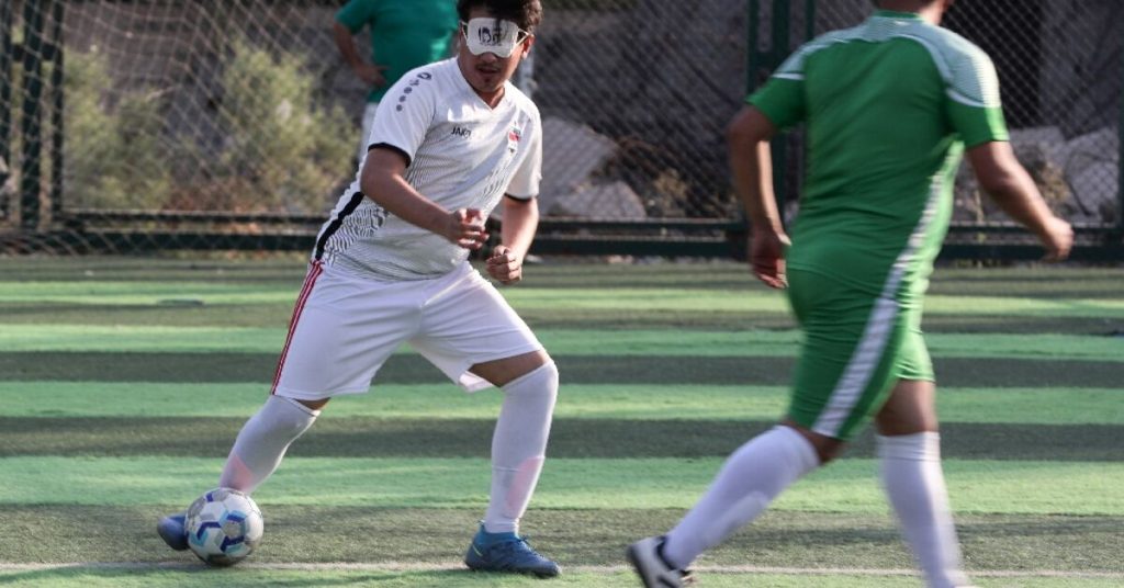 لاعب كرة قدم كفيف يجلب اللعبة إلى العراقيين ضعاف البصر