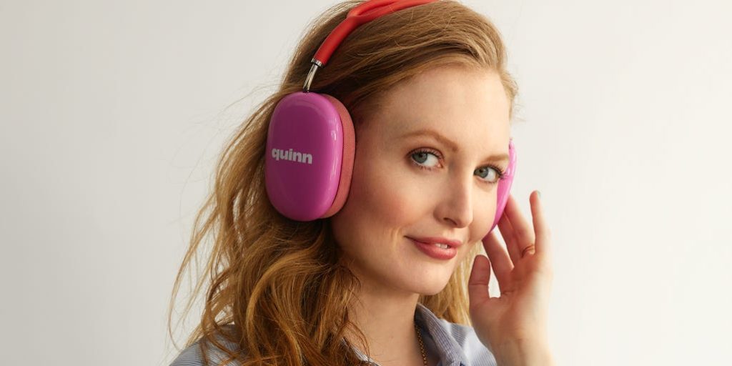 يجذب ممثل “Hot Priest” TikTok الجيل Z إلى هذا التطبيق الصوتي المثير