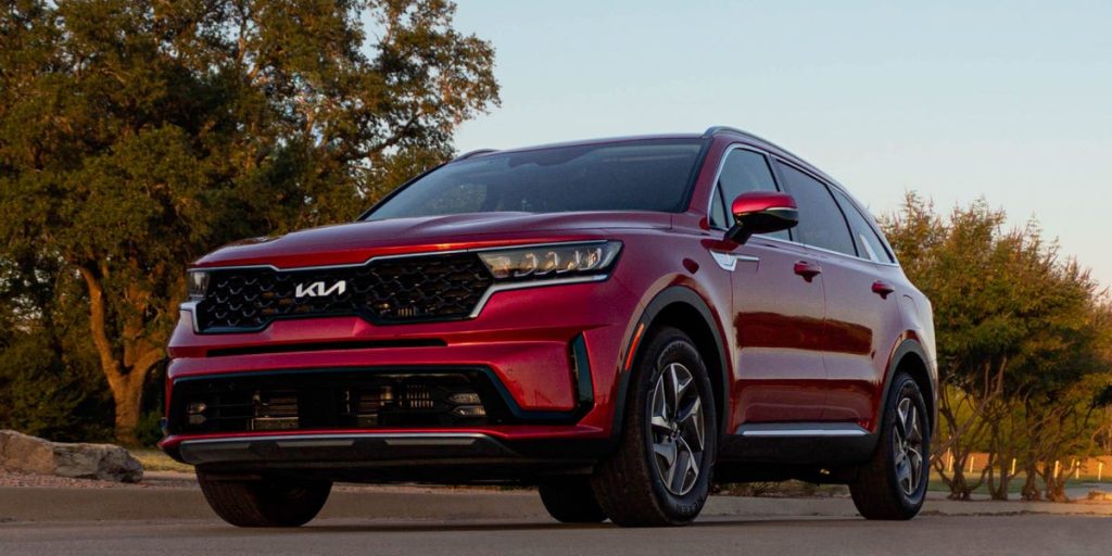 تقول كيا إن السيارات الهجينة لا تشكل تهديدًا للمركبات الكهربائية ولكنها البوابة المثالية للكهرباء