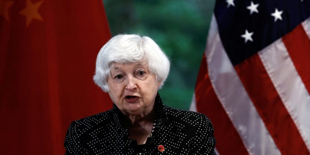 توسع الولايات المتحدة العقوبات ضد المؤسسات الصديقة لروسيا حيث تقول وزيرة الخزانة جانيت يلين إن الكرملين “يائس” للحصول على مساعدة خارجية