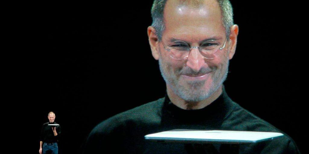 يشرح تيم كوك لماذا كان سحب ستيف جوبز أول جهاز MacBook Air من ظرف “لحظة عظيمة” بالنسبة لشركة Apple