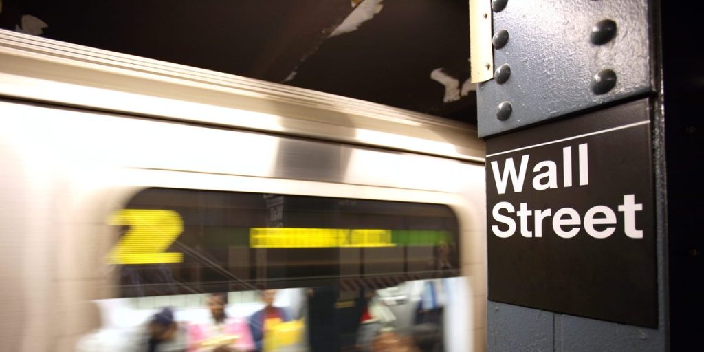 سوق الأسهم اليوم: ترتفع المؤشرات مع انتظار المتداولين لبيانات جديدة