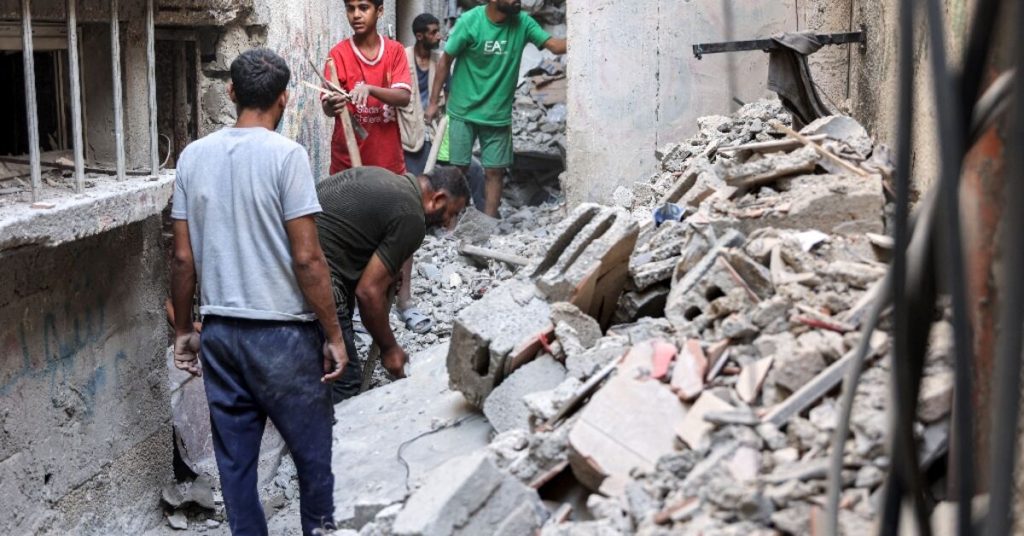 الدفاع المدني في غزة يقول إن الغارة الإسرائيلية قتلت 10 من أقارب زعيم حماس