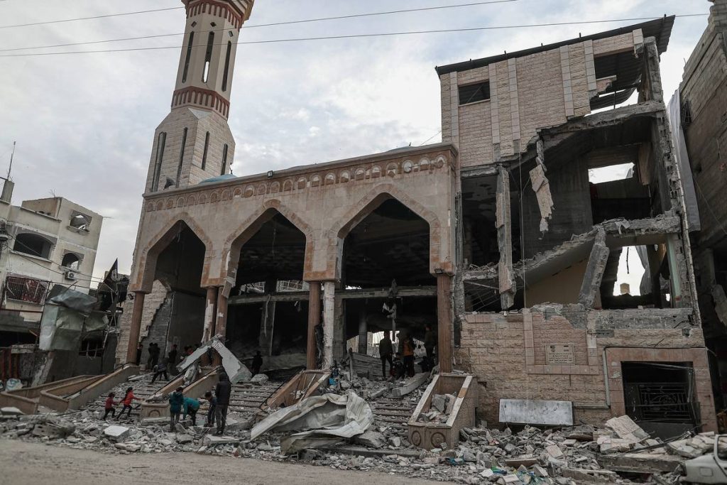 جنود إسرائيليون يحولون مسجدا في رفح بغزة إلى “مطبخ”