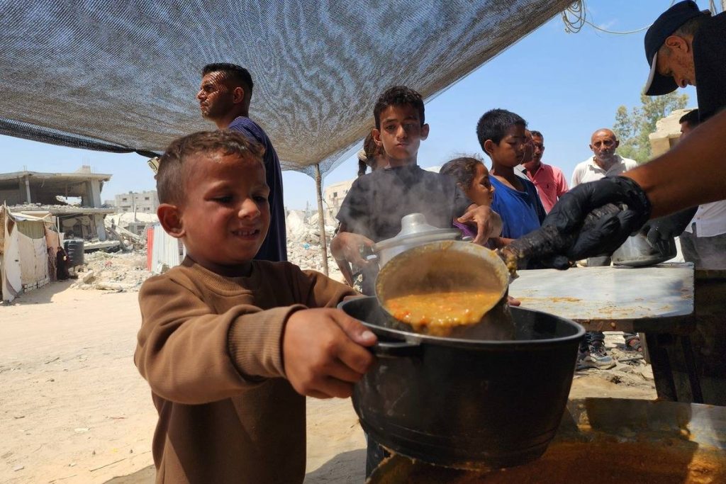 تعيش الأسر الجائعة على الخبز وحده في غزة