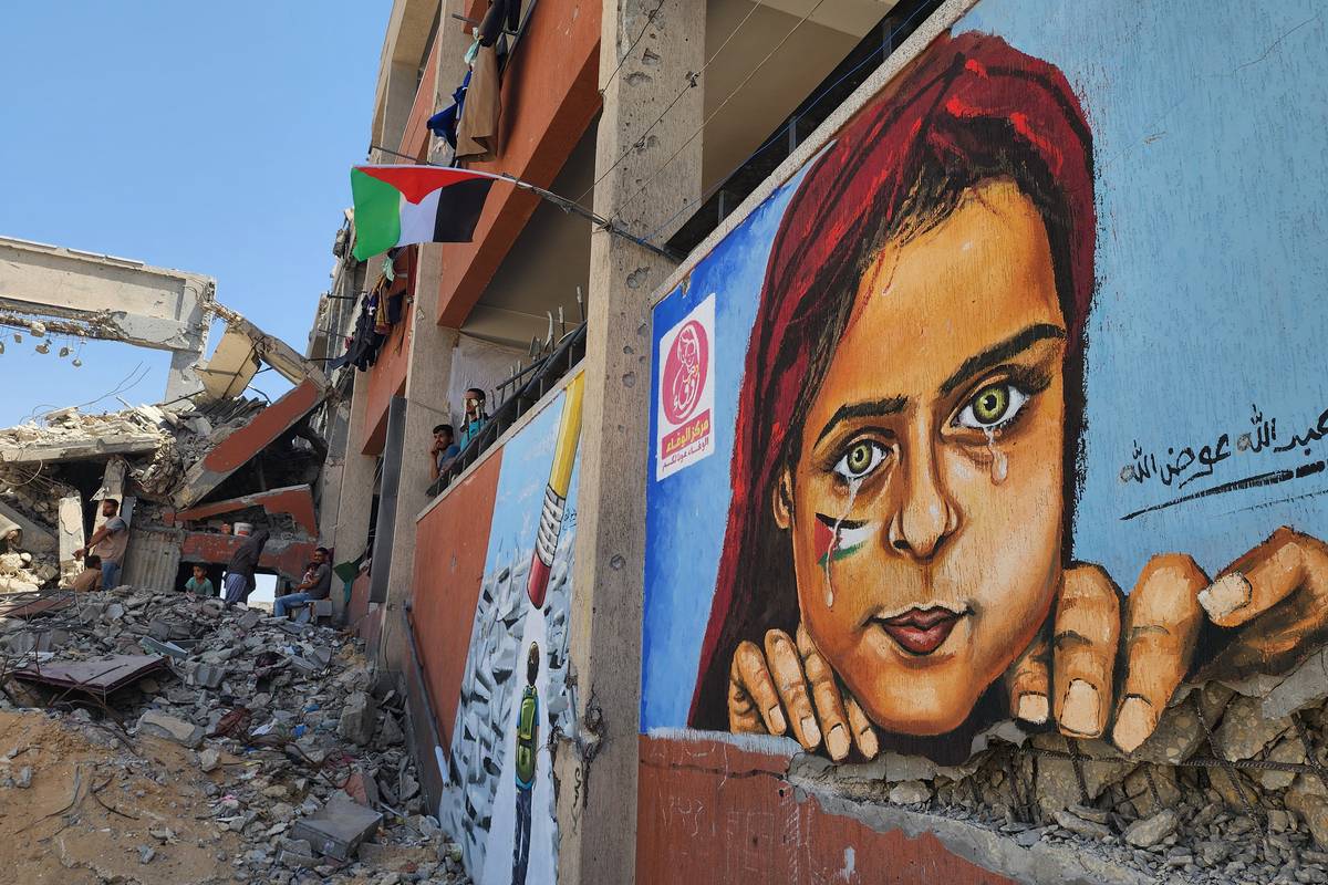 يُنظر إلى الكتابة على الجدران على جدار في مدينة خان يونيس الجنوبية التي تصور الأطفال الفلسطينيين المحرومين من التعليم من قبل إسرائيل ، في 14 يونيو 2024.