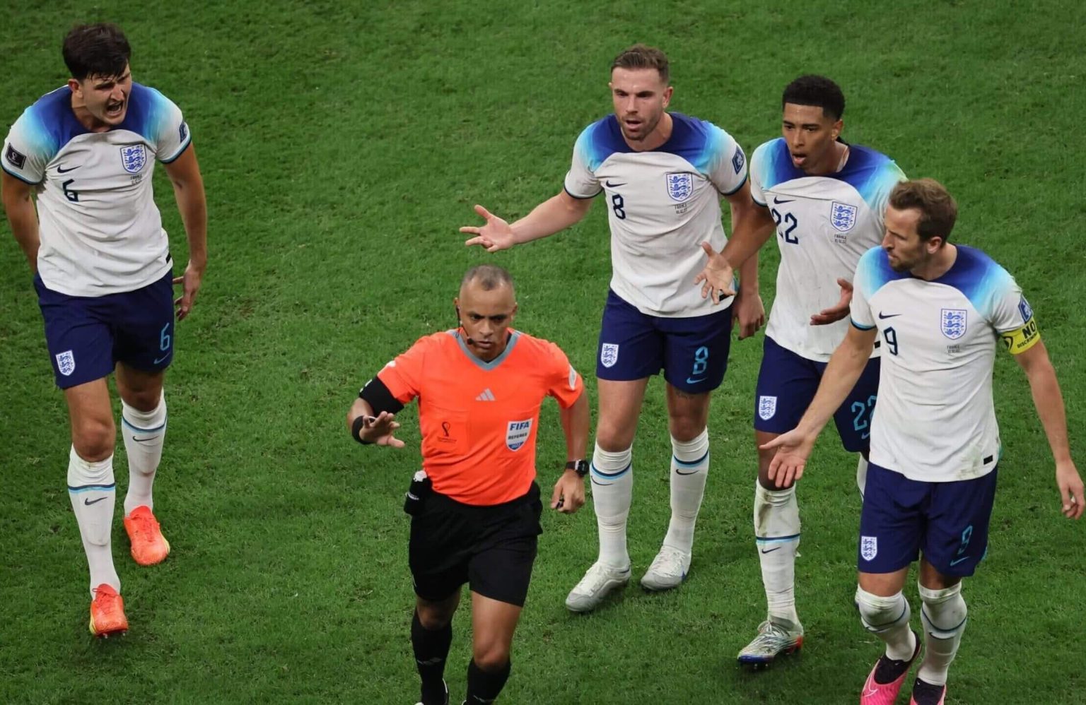 لماذا يمكن حجز اللاعبين بسبب اقترابهم من حكام يورو 2024؟