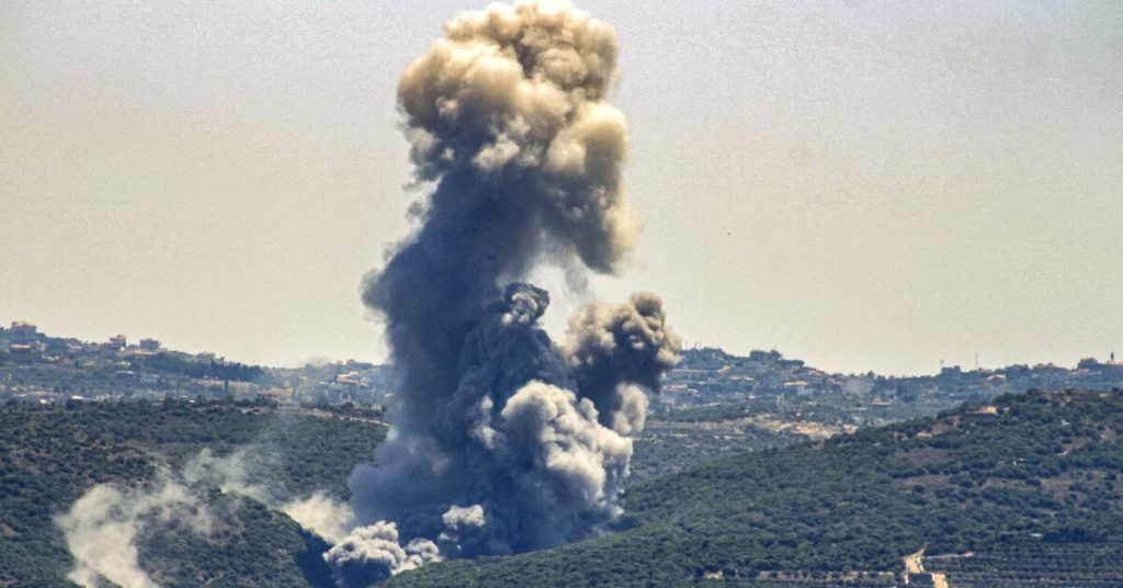 اشتدت الاشتباكات بين حزب الله وإسرائيل مع تزايد المخاوف من نشوب حرب شاملة في لبنان