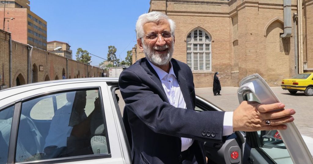 احتمالات لجولة إعادة في الانتخابات الإيرانية وجليلي وبيزشكيان وقاليباف يتقدمون في الانتخابات