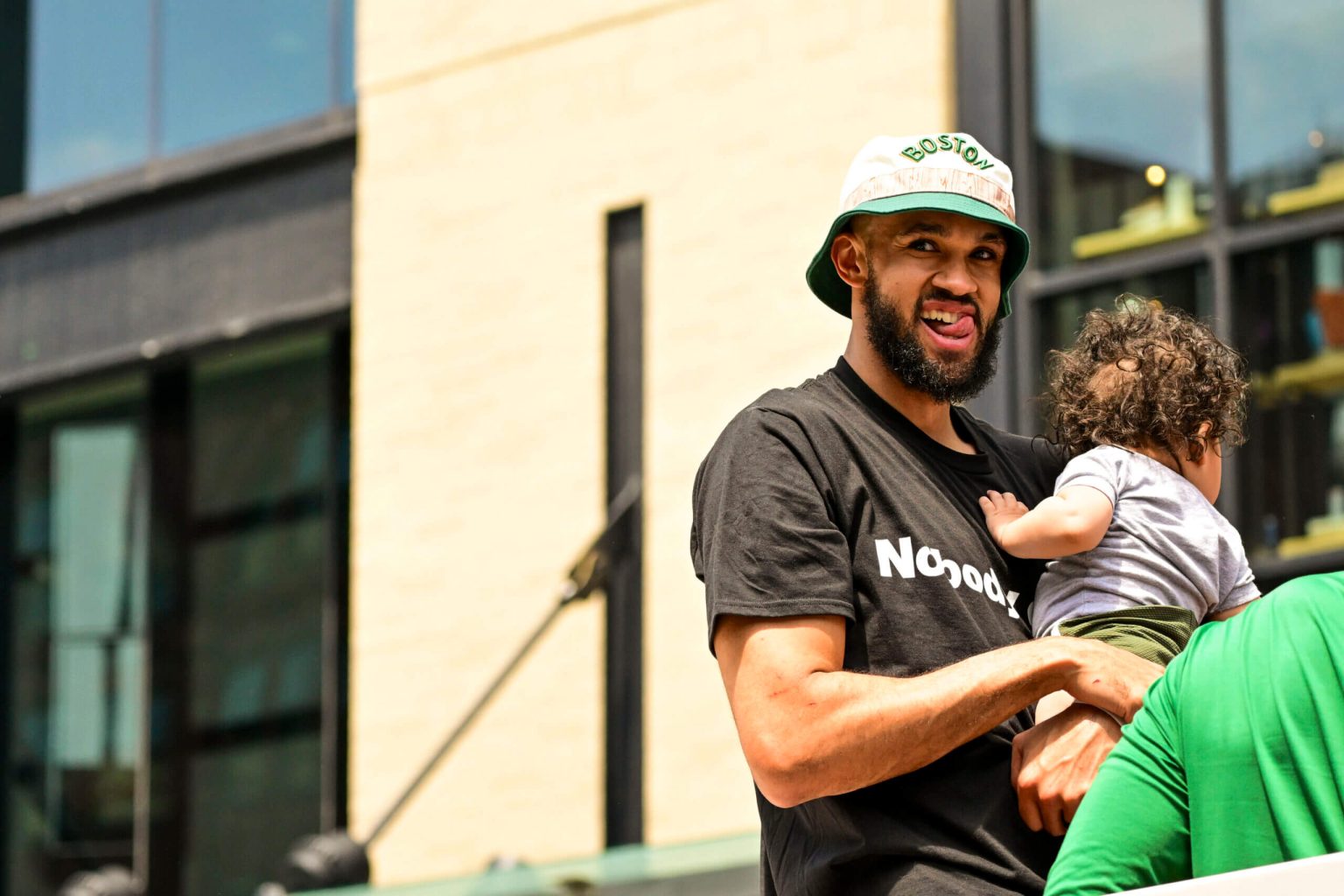 أسنان ديريك وايت المكسورة، ومستقبل آل هورفورد، والمزيد: الوجبات السريعة في سيلتيكس